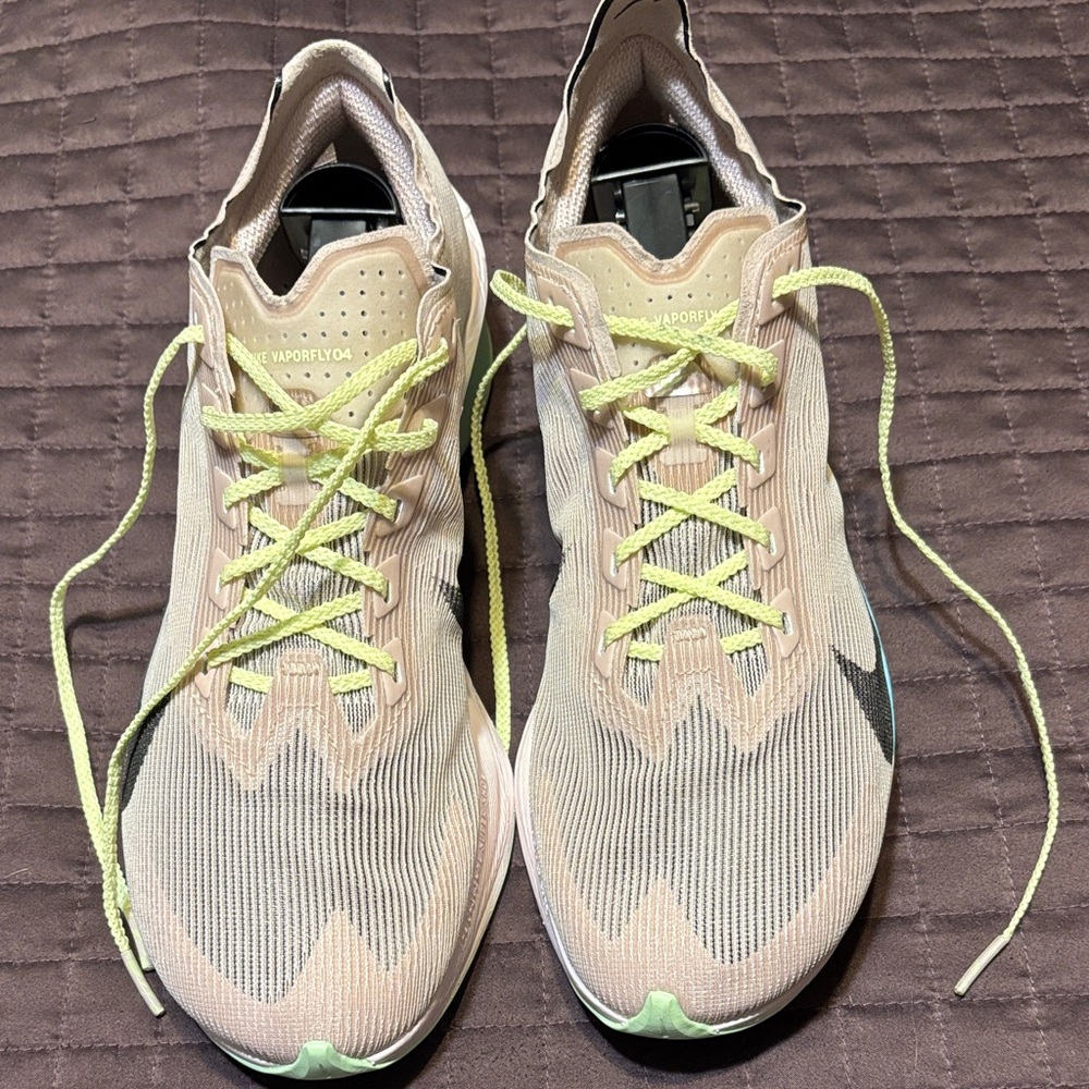 Nike Vaporfly 4 Womens size 9. Like new